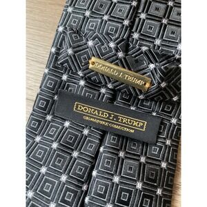 DONALD TRUMP Signature Collection Mens Silk Tie GOLD Bar BlackGeometric MAGA USA
